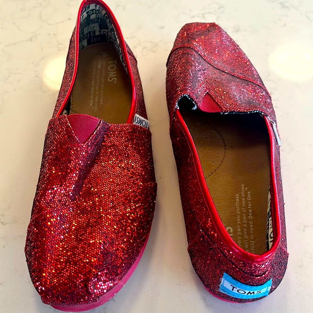TOMS YOUTH 6 (fits 8.5- 9 women’s foot) Red Sequins flats